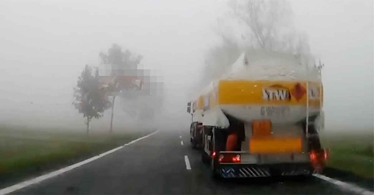 (VIDEO) Iată de ce nu trebuie să faci o depăşire în ceaţă, când nu ai vizibilitate