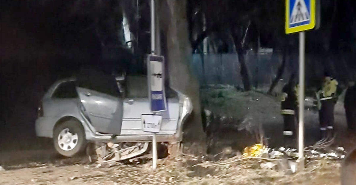 Accident grav astă-noapte pe strada Munceşti din Chişinău, o Toyota a lovit un copac şi s-a dezintegrat chiar lângă radar şi o zebră, şoferul n-a supravieţuit