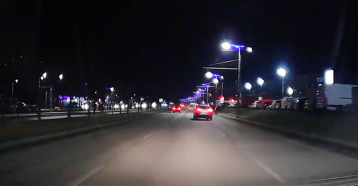 (VIDEO) Manevre de neînţeles ale unui şofer din Chişinău, printre pietoni şi maşini, în sectorul Ciocana