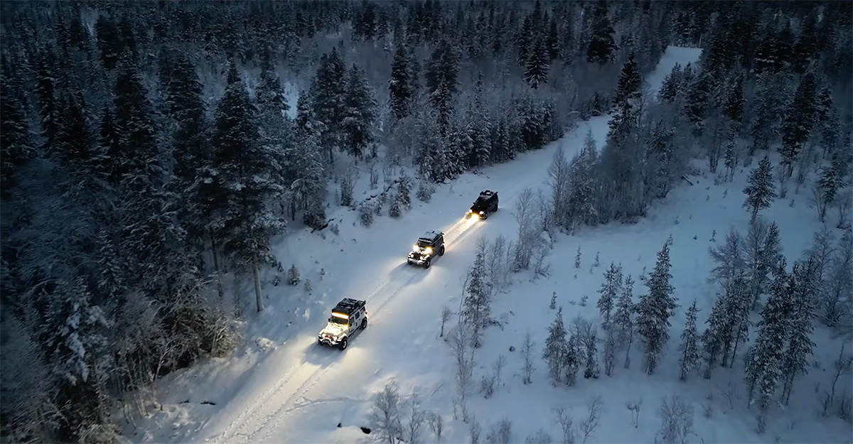 (VIDEO) Cum arată o ieşire a pasionaţilor de offroad din Suedia în pustietate, prin zăpezi, la -27 grade Celsius
