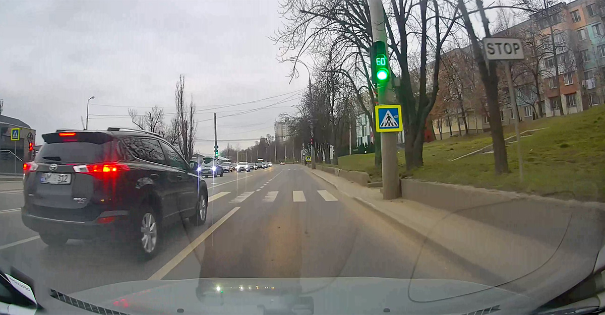 (VIDEO) Reacţia exemplară a doi şoferi a salvat viaţa unui copil astăzi în Chişinău