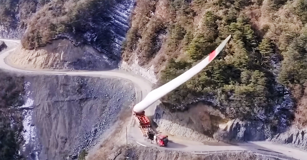(VIDEO) Cum se transportă pala agabaritică, de 19 tone, a unei turbine eoliene pe un traseu îngust de munte în China