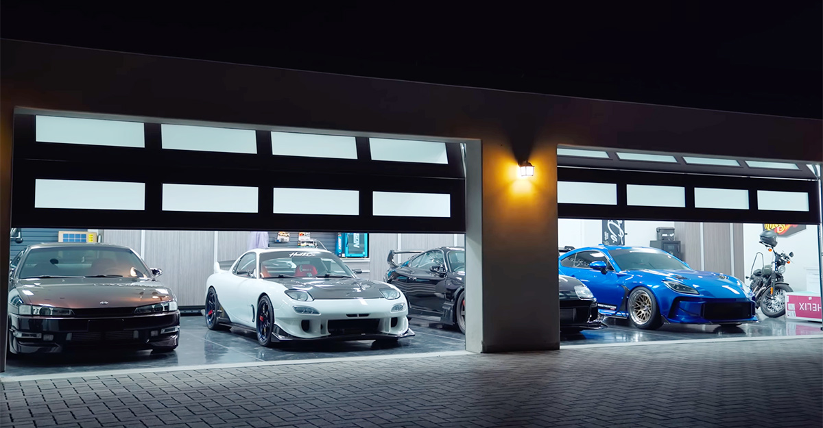 (VIDEO) Cum arată garajul unui pasionat de maşini japoneze din anii 90 şi două Mazda RX-7 pe care le deţine