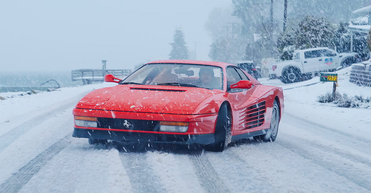 (VIDEO) Un Ferrari Testarossa clasic, ajuns pe mâine unui colecţionar excentric, e scos la o tură pe zăpadă