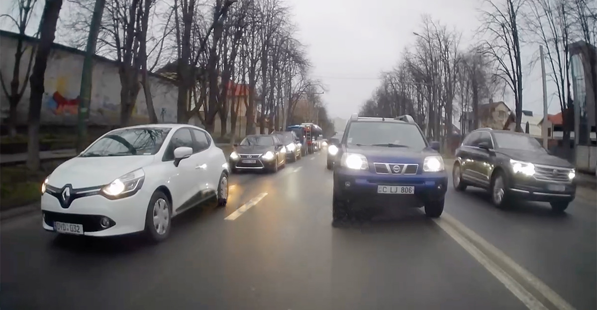 (VIDEO) Ieşiri pe contrasens peste linia dublă, după altul, a unor şoferi pe o stradă din Chişinău