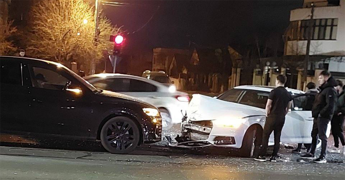 Accident bizar între două Audi şi o Mazda aseară pe strada Alba Iulia din Chişinău