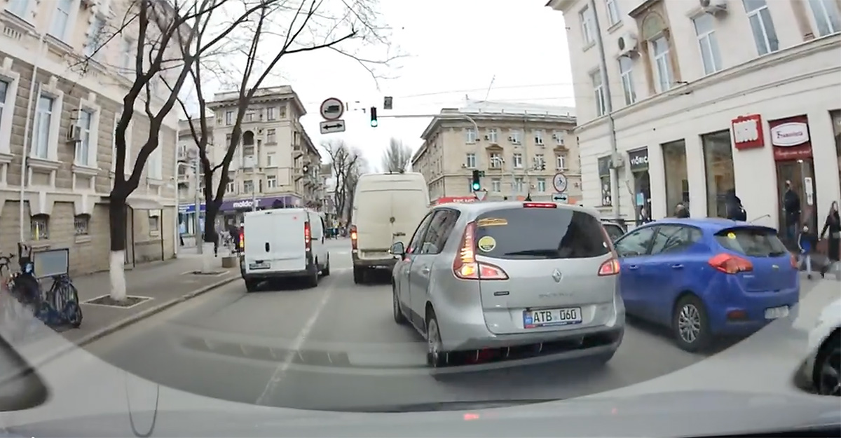 (VIDEO) Un şofer din Chişinău se plânge pe încălcările unui Renault, publicând imagini cu încălcări proprii mult mai grave
