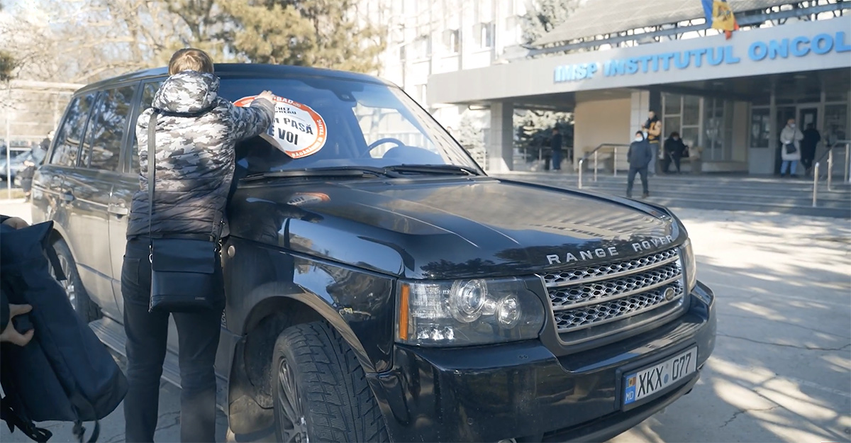 (VIDEO) Dilemă morală, în acţiunile unor activişti din Chişinău, care organizează raiduri la Institutul Oncologic, vizând maşinile parcate neregulamentar