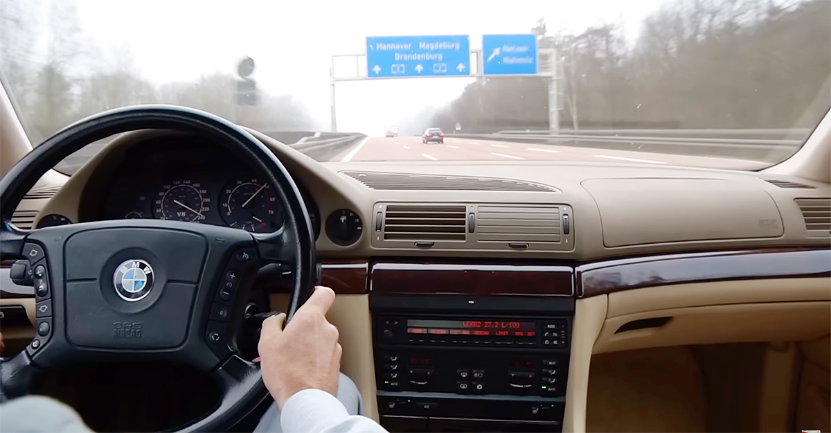 (VIDEO) Un BMW 740i E38 cu V8 şi cutie manuală, galopat pe o autostradă din Germania în zilele noastre, aminteşte cum se simţeau maşinile de altă dată