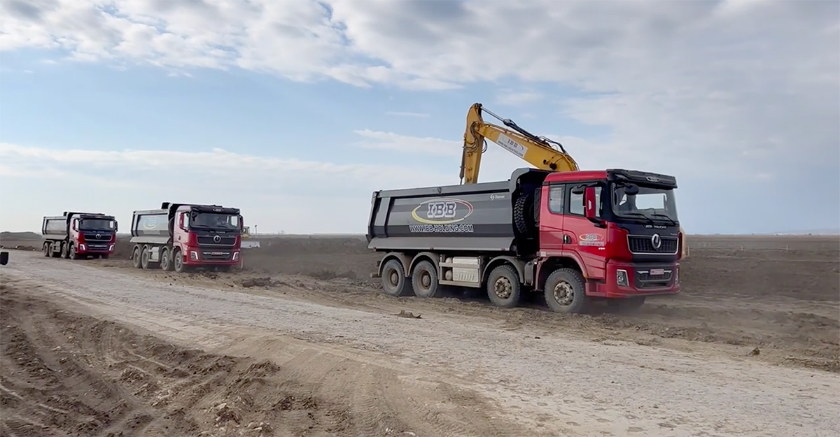 (VIDEO) Cum muncesc basculantele Truston, produse în România, la construcţia autostrăzii A7 şi ce inginerie au aceste camioane