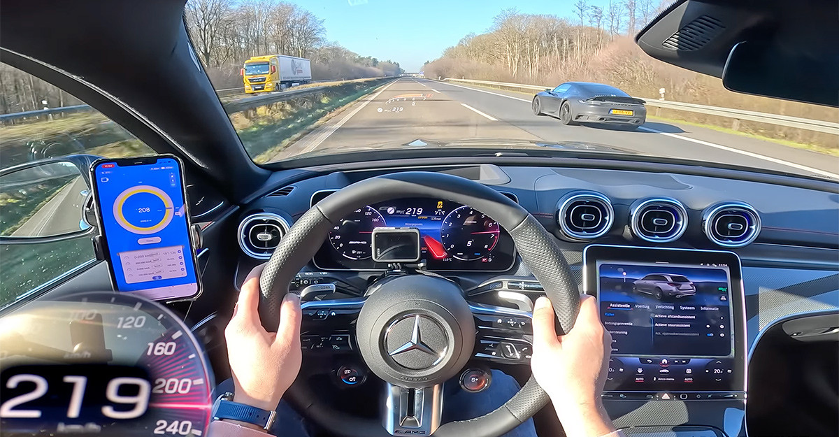 (VIDEO) Un Mercedes-AMG C43, cu motor de 4 cilindri, întâlneşte un Porsche 911 pe o autostradă din Germania şi rămâne departe în spate