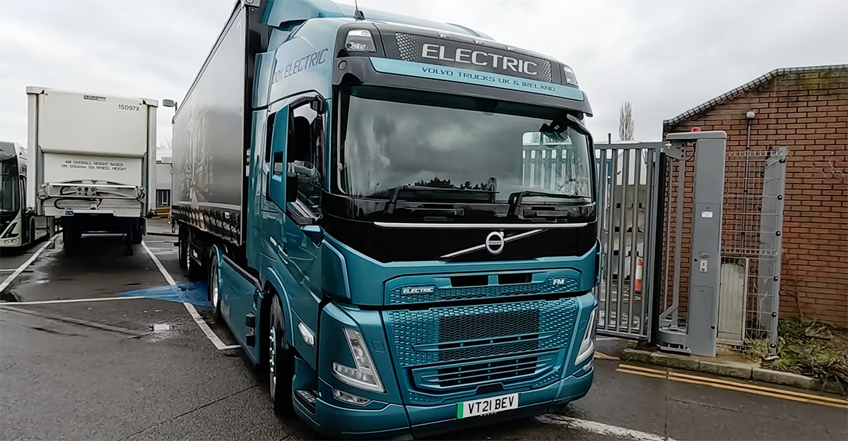 (VIDEO) Un şofer pasionat de Scania V8 conduce pentru prima dată un camion electric Volvo