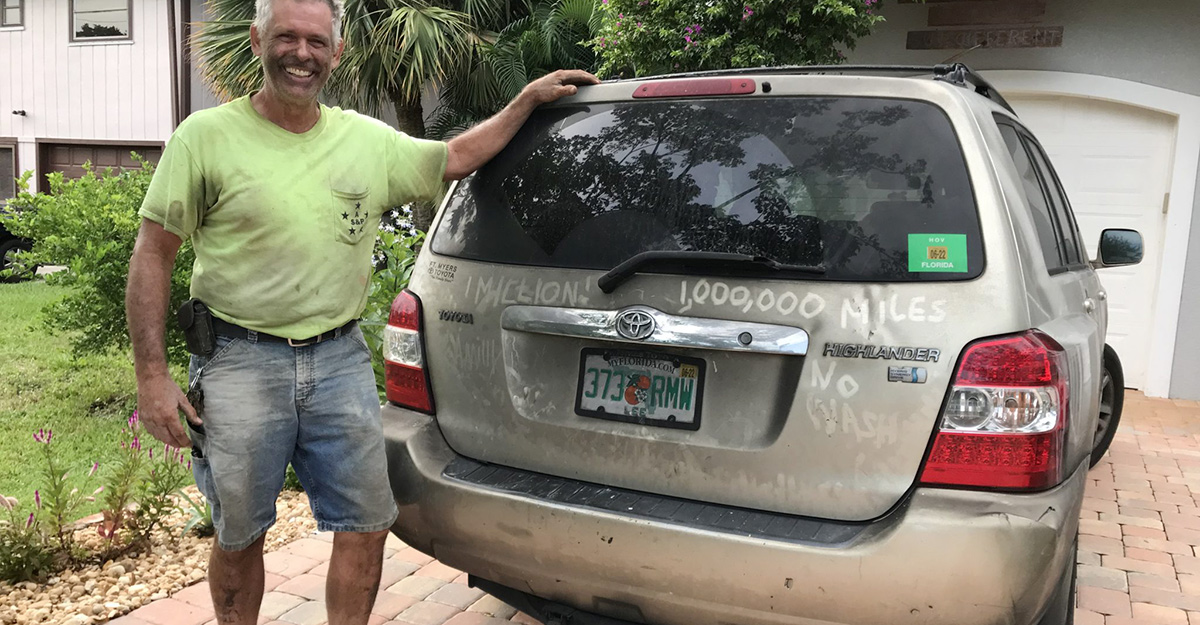 Un proprietar al unei Toyota Highlander hibrid, care a parcurs 1,6 milioane km fără a fi spălată prea des şi apoi a fost distrusă, a primit o maşină nouă în loc