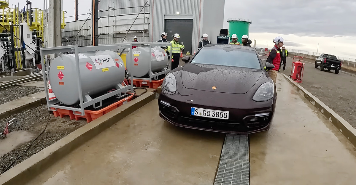 (VIDEO) Combustibilul sintetic, produs de Porsche ca să salveze motoarele cu ardere internă, costă 10 dolari litrul, iar germanii au arătat interiorul fabricii lor