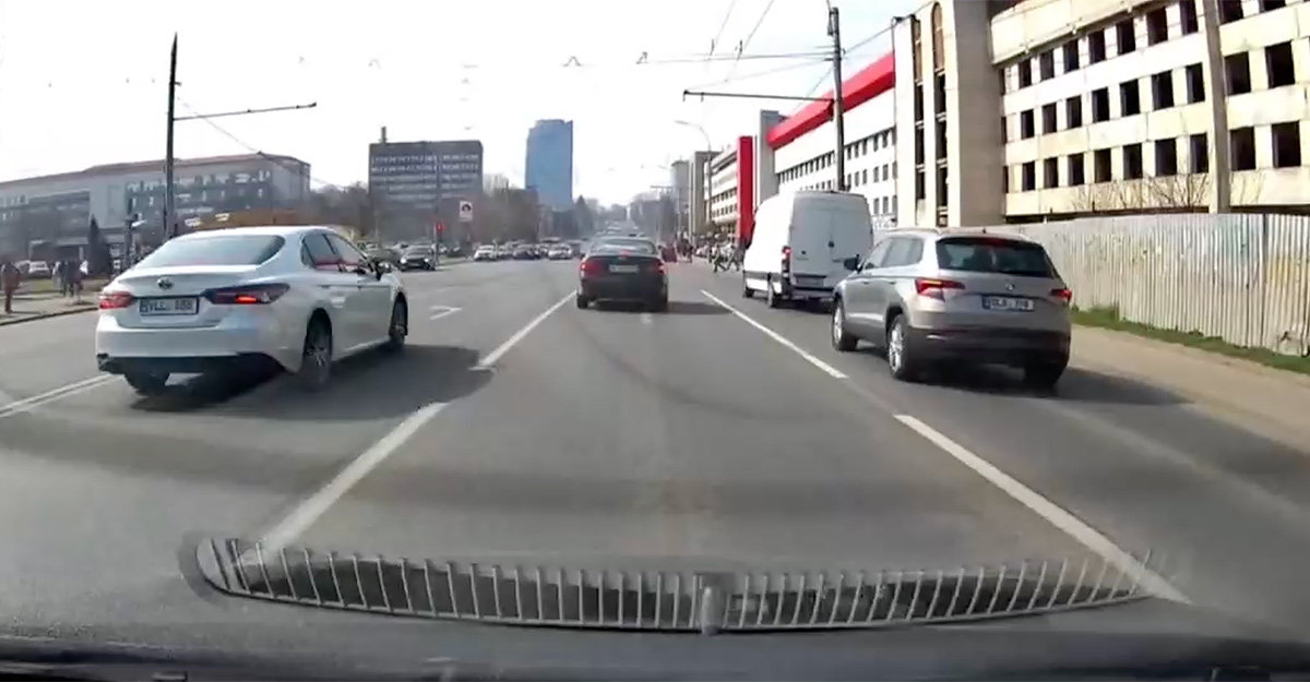 (VIDEO) O Toyota, surprinsă în Chişinău trecând în viteză la roşu, printre pietoni