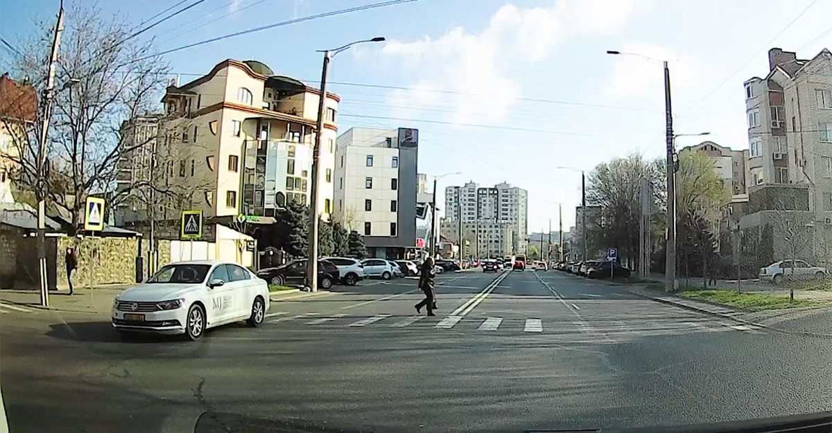 (VIDEO) Ocolirea în viteză a unui pieton pe o trecere din Chişinău, tratată aproape firesc de un şofer din Moldova