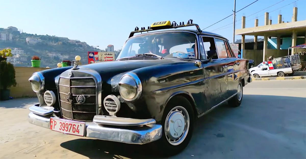 (VIDEO) Acest Mercedes din 1963 munceşte ca taxi de aproape 50 ani şi peste 1 milion km, şoferul său îmbătrânind odată cu el