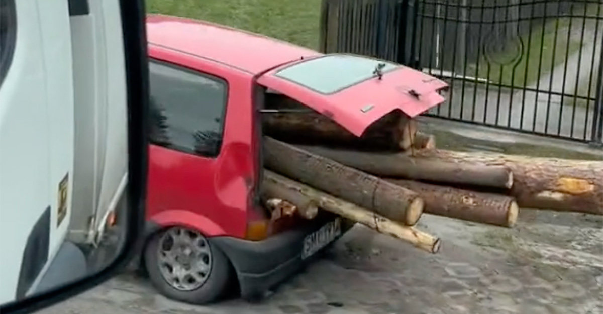 (VIDEO) Un Fiat Cinquecento, oprit de poliţia din Polonia, pentru că transporta buşteni agabaritici în portbagaj