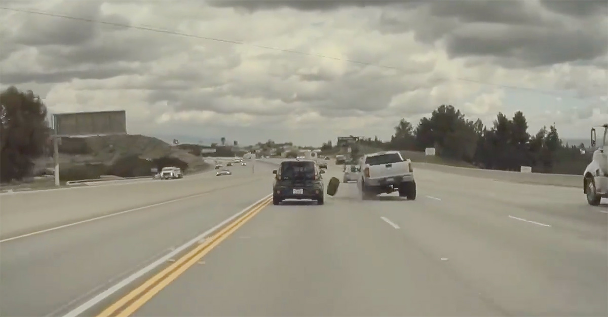 (VIDEO) O Kia a fost proiectată în aer pe o autostradă din SUA, din cauza unei roţi desprinse de la o altă maşină