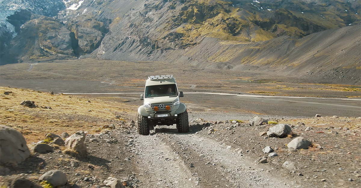 (VIDEO) Acesta e un Mercedes Sprinter actual, adaptat pentru relieful din Islanda