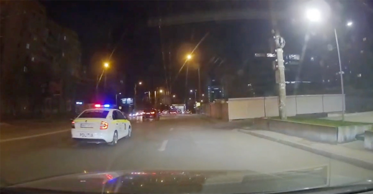 (VIDEO) Încă o pedeapsă imediată aplicată de poliţia din Moldova unui şofer de BMW care a vrut să fie mai rapid într-o intersecţie