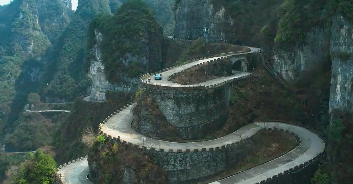 (VIDEO) O maşină electrică din China a stabilit un record în urcarea renumitului traseu de 99 de curbe de pe muntele Tianmen