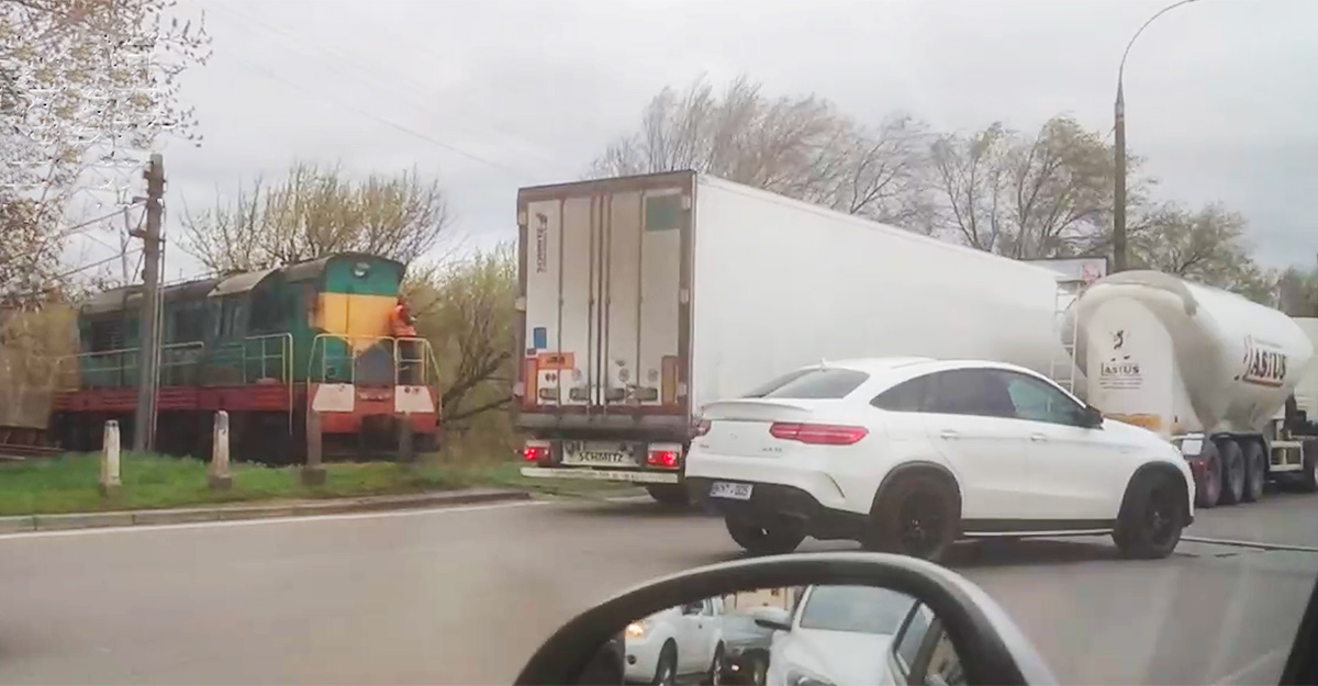 (VIDEO) Trenul mai poate aştepta în Chişinău, în faţa camioanelor şi maşinilor, la o trecere semaforizată pe care şoferii o ignoră