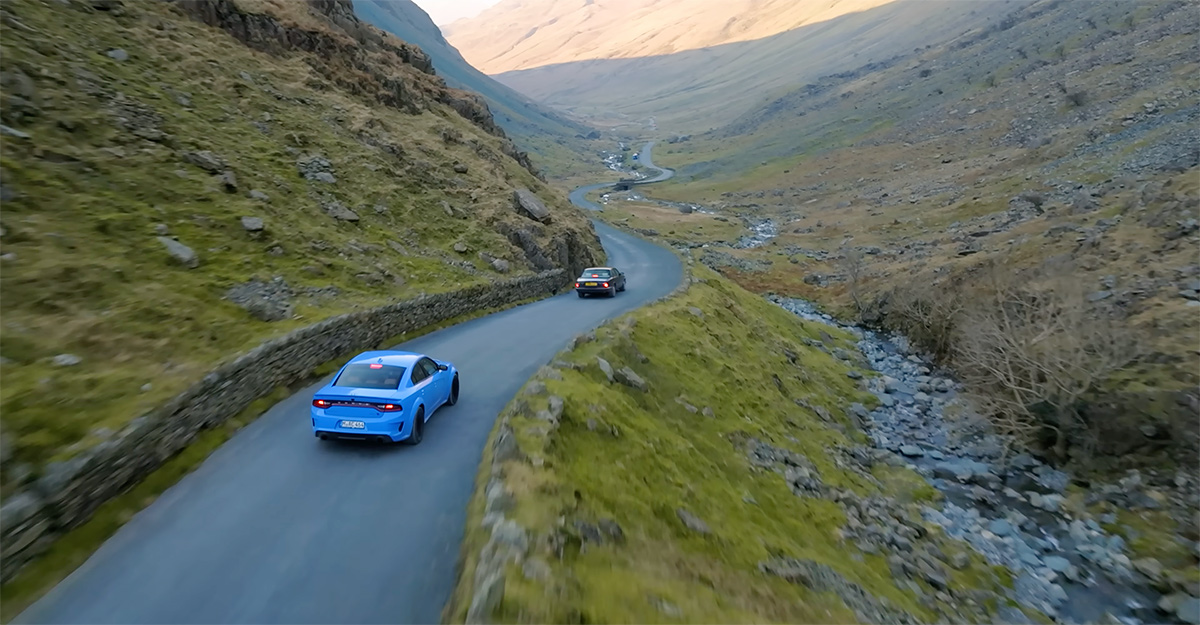 (VIDEO) Cum arată plăcerea de a conduce un Jaguar clasic cu motor V8 şi un Dodge modern prin pustietăţi magnifice, adorate de Richard Hammond