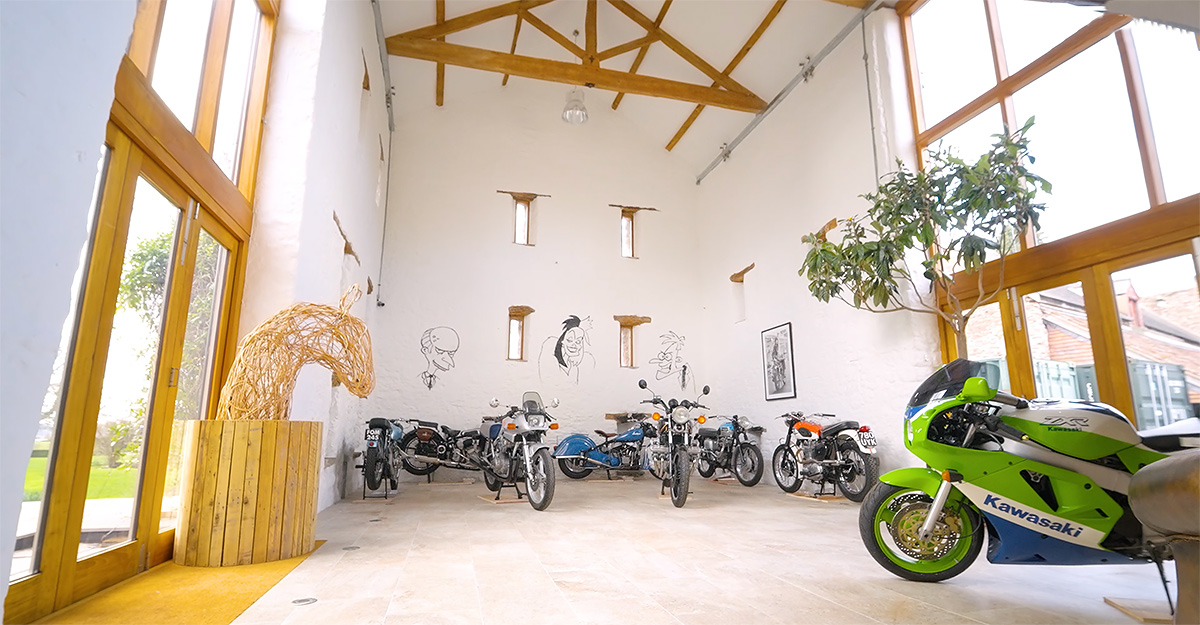 (VIDEO) Cum arată bârlogul secret, cu o bucătărie şi sufragerie cu motociclete clasice, al renumitului Richard Hammond