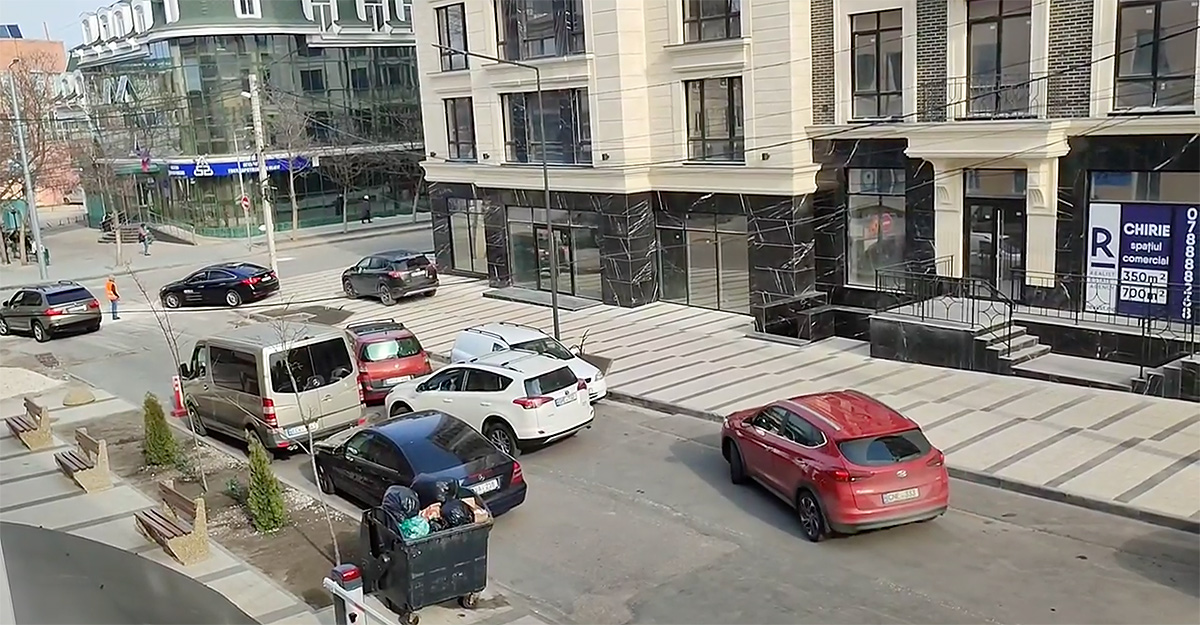 (VIDEO) Pentru că şoferii din Chişinău au ignorat indicatoarele de închidere a unei străzi pentru lucrări, muncitorii au fost nevoiţi să pună dale de beton