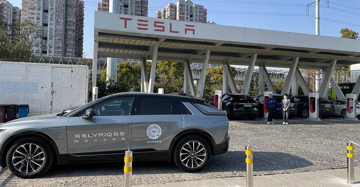 Cadillac a început a ademeni clienţii Tesla direct la staţiile supercharger, oferindu-le teste drive cu Lyriq electric