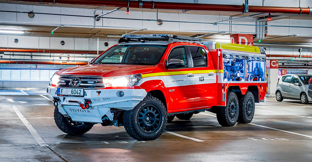 Aceasta e o Toyota Hilux pentru pompierii din Cehia, pregătită să lupte cu incendiile la maşinile electrice