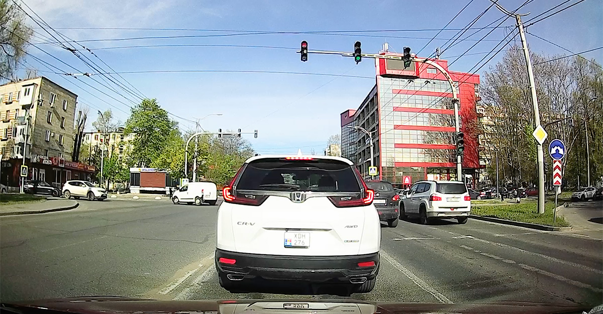 (VIDEO) Prin oraş, ca pe imaş: un şofer, surprins trecând o intersecţie din Chişinău neglijând benzile de circulaţie, semaforul roşu şi alte maşini din trafic
