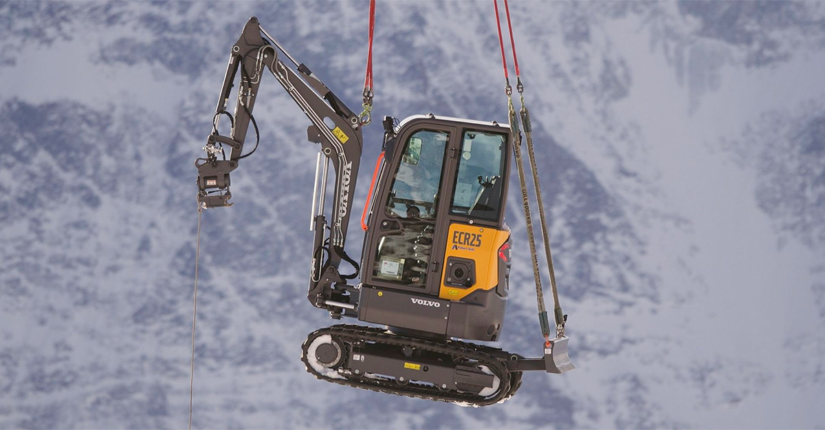 (VIDEO) Elveţienii au dus cu elicopterul un excavator electric Volvo la 3000 metri altitudine în Alpi, pentru lucrări unde dieselul ar fi problematic