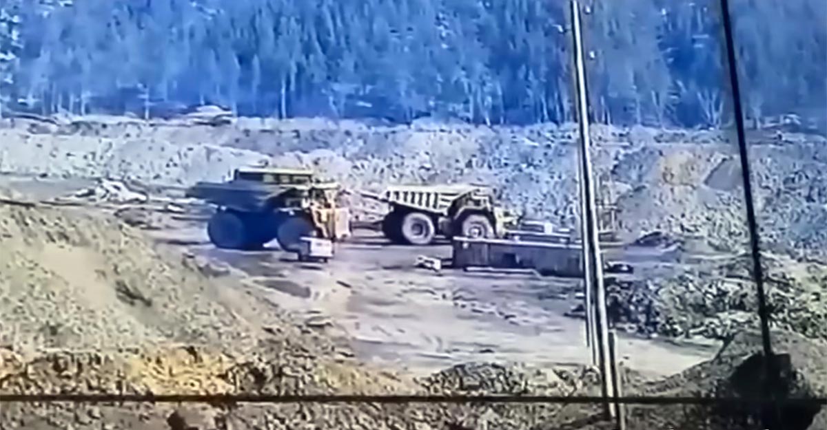(VIDEO) Un camion BelAZ a trecut cu roata peste un UAZ Buhanka, pe care nu l-ar fi văzut în zona oarbă, într-o mină de cărbune din Rusia