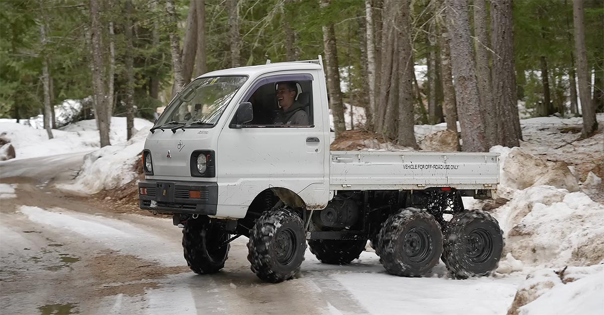 (VIDEO) Un youtuber din SUA a transformat un camion kei japonez Mitsubishi într-un vehicul 6x6