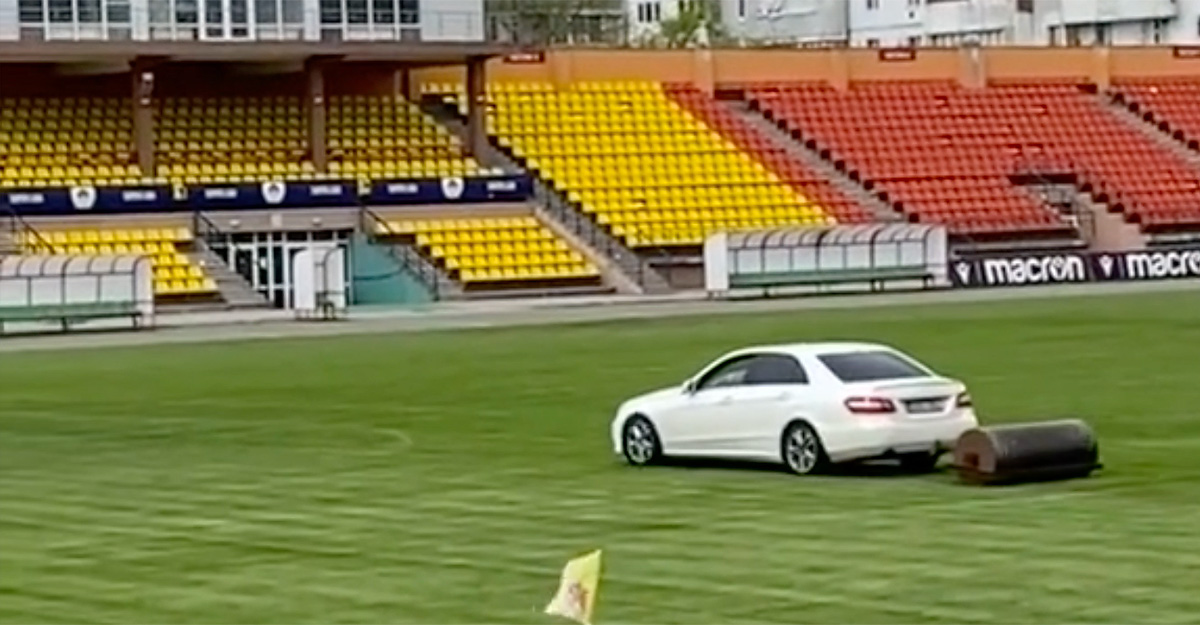 (VIDEO) Cu un Mercedes E-Class W212, la lucrări de gazon pe stadionul din Orhei