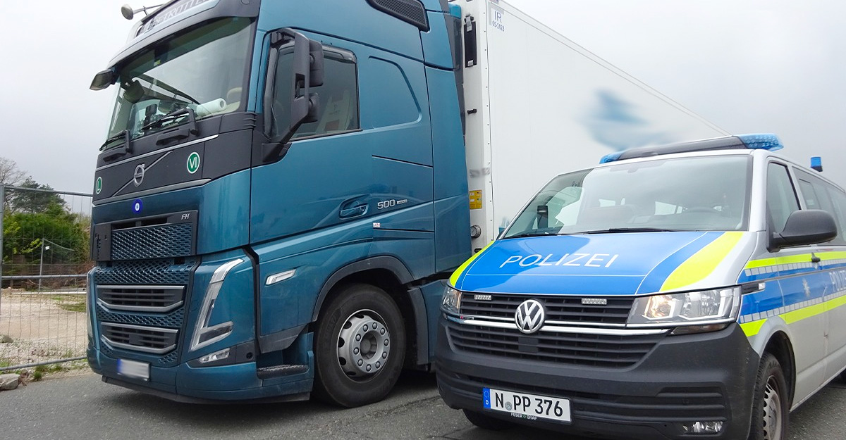 Un şofer de camion s-a ales cu amendă şi interdicţie de continuare a drumului în Germania din cauza unei crăpături în parbriz, descoperită de poliţie