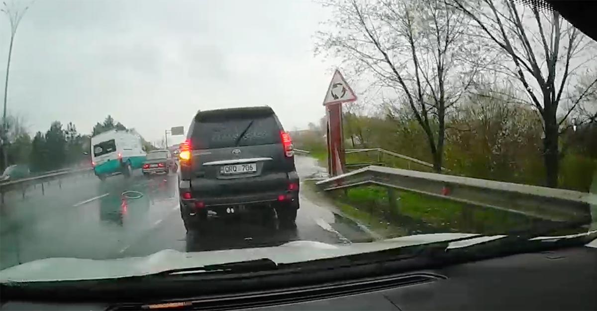 (VIDEO) Accident produs pe ploaie, cu o Lada fără ABS, care derapează în timpul frânării, lângă Stăuceni