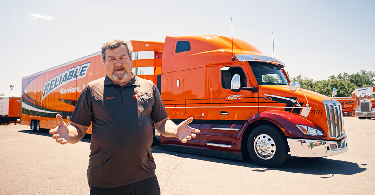 (VIDEO) Un şofer de camion originar din România îşi împărtăşeşte experienţa sa din SUA, primind un camion nou Peterbilt