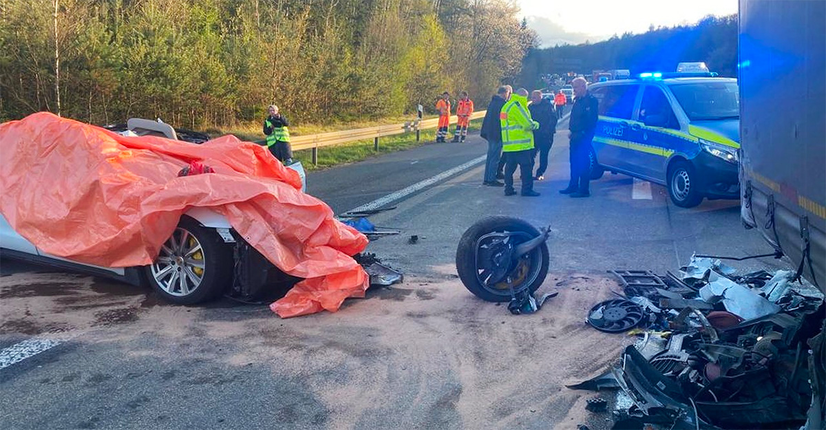Accident neclar pe o autostradă din Germania, şoferul unui Porsche Taycan decedând după ce a accelerat spre un camion