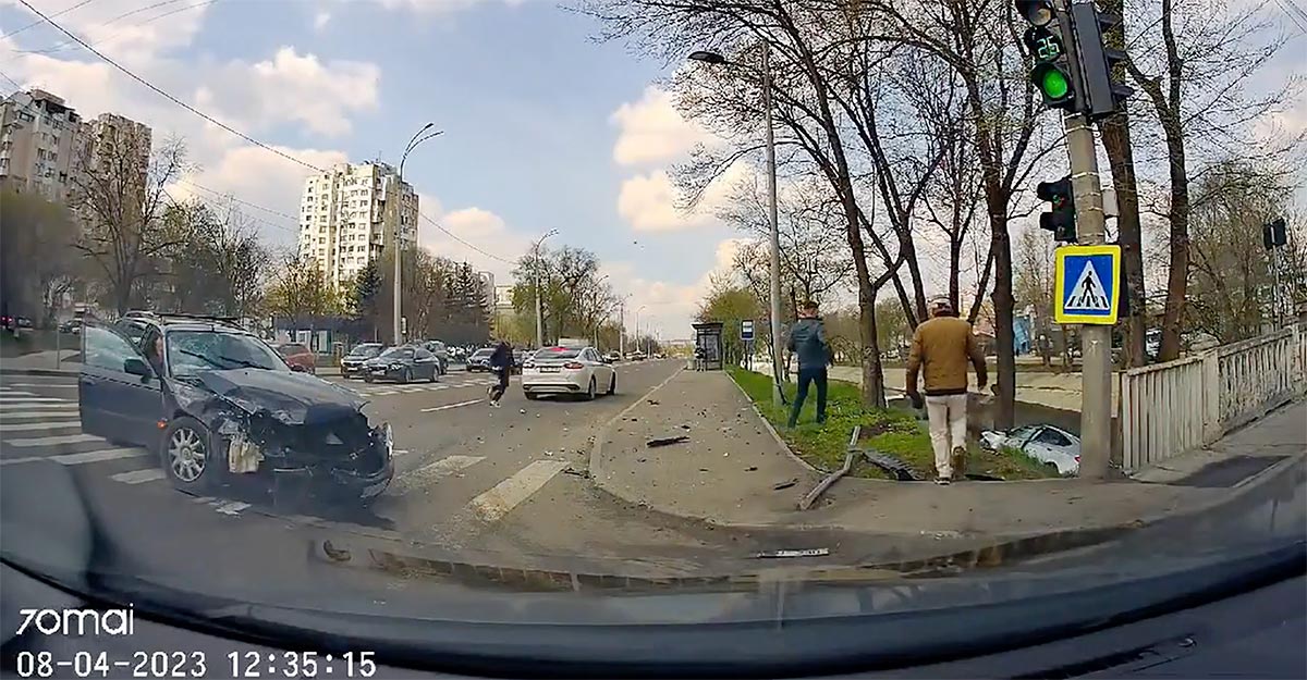 VIDEO Au apărut imaginile accidentului de pe Albişoara din Chişinău cu un Ford la un pas de a