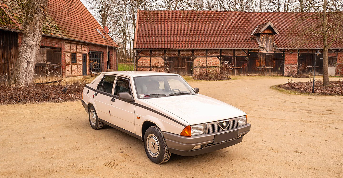 O Alfa Romeo 75 din 1988, scoasă la vânzare în Germania în stare aproape nouă, cu etichete şi ambalaje de uzină