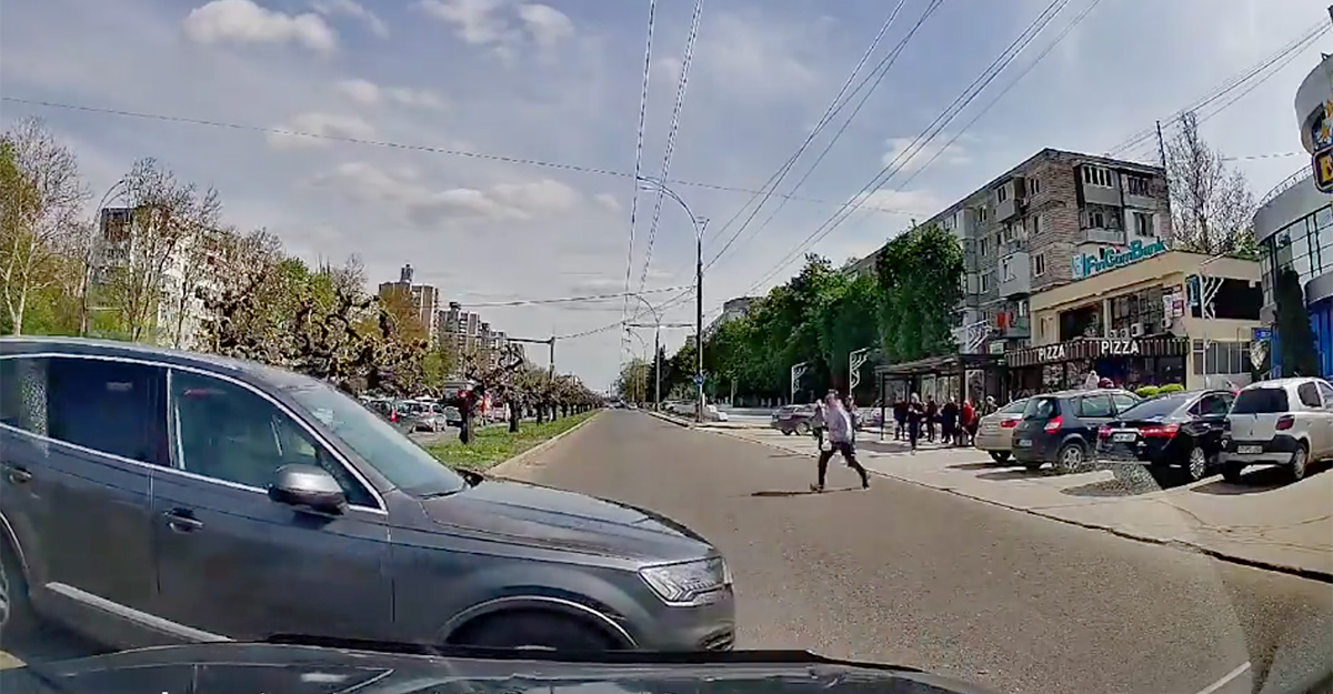 (VIDEO) Un Audi Q7 fără frâna de parcare, surprins de o cameră de bord în timp ce o ia la vale în Chişinău