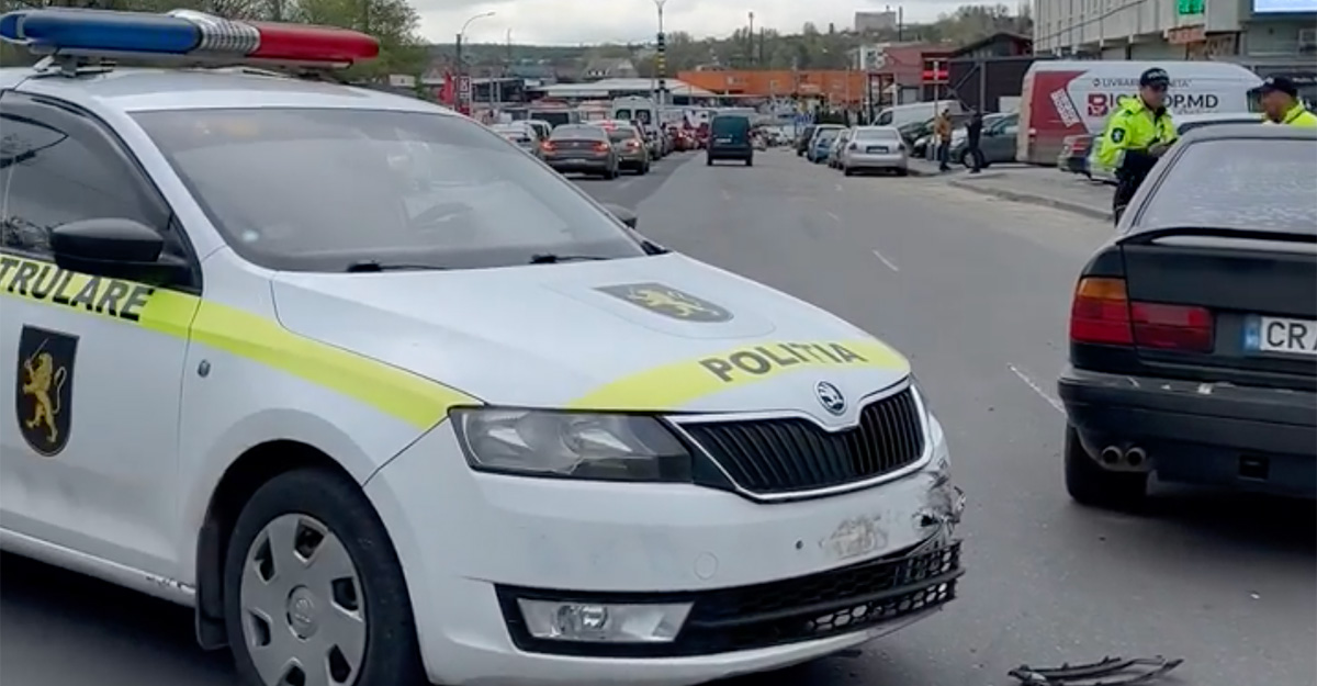 (VIDEO) Accident între o Skoda a poliţiei şi un BMW, surprins de o cameră de bord în Chişinău