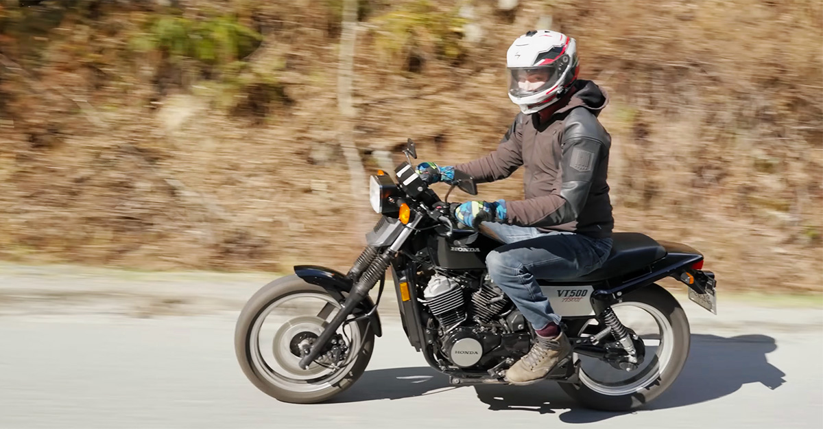 (VIDEO) Cum e construită şi cum se conduce cea mai proastă motocicletă Honda a anilor 80