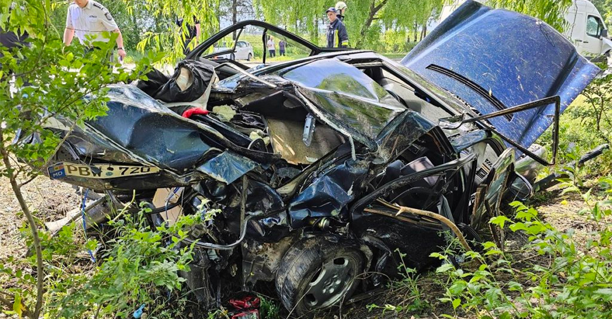 Trei oameni au supravieţuit ca prin minune într-un Mercedes E-Class W210, făcut boţ după ce a ieşit pe contrasens şi a ajuns într-un accident grav la Sângerei