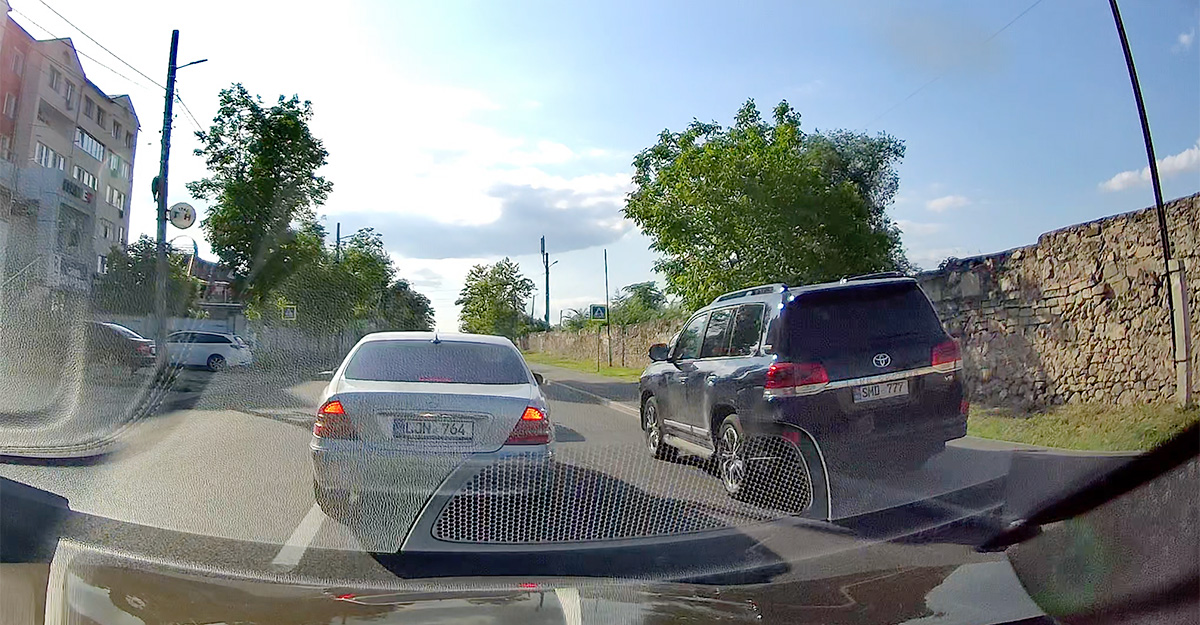 (VIDEO) Cu Toyota Land Cruiser pe trotuar în Chişinău, ca pe drum, cu viteză de stradă