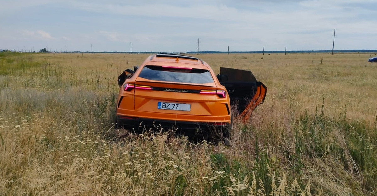 Accident între un Opel Vectra şi un Lamborghini Urus în România, cu ambele maşini distruse