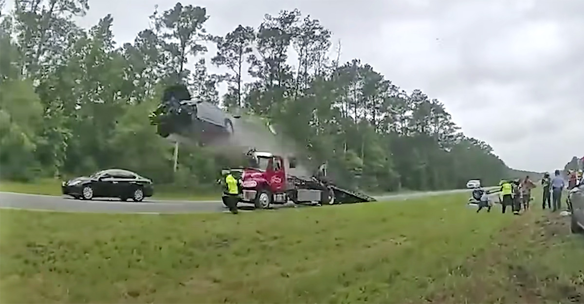 (VIDEO) O maşină a decolat de pe o autostradă din SUA, pentru că n-a observat un camion cu platformă, care venise să evacueze o altă maşină